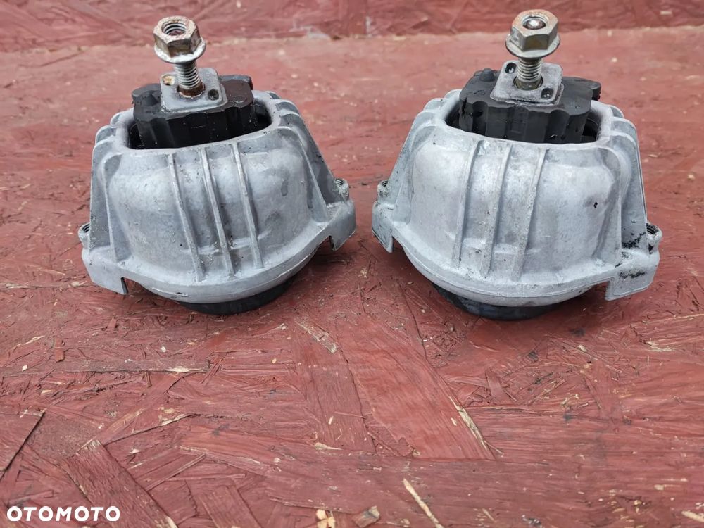 BMW E81 / E82 / E84 / E87 / E87 LCI / E88 / E90 / E90 LCI / E91 / E91 LCI / E92 / E93. ORYGINALNE PODUSZKI SILNIKA DO GAMY SILNIKÓW N47 / M47 ( 1.6D / 1.8D / 2.0D )  LEWA + PRAWA, O NR: 6 768 800 / 6 768 799 OEM. W BARDZO DOBRYM STANIE TECHNICZNYM. - 3