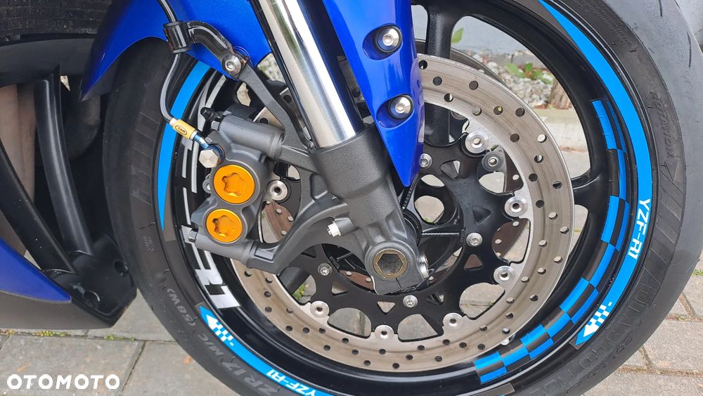 Yamaha R1 - 11