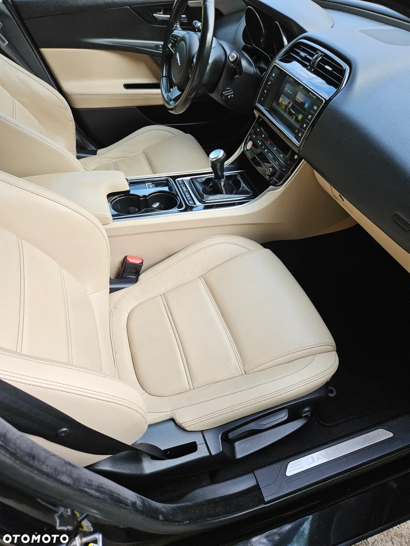 Jaguar XE 2.0 D Prestige - 8