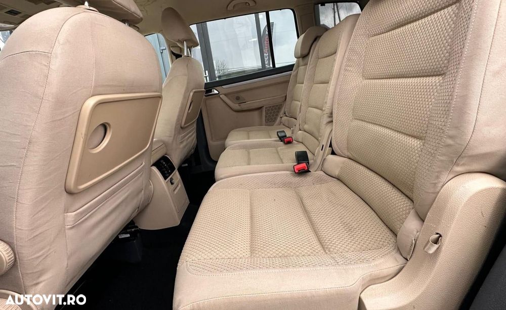 Volkswagen Touran - 10