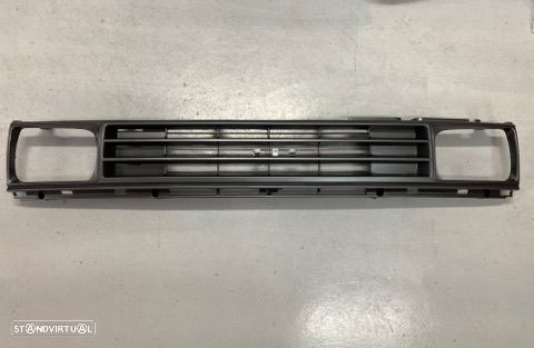 Grelha frontal Toyota Hilux LN56 anos 86 / 89 NOVA - 1