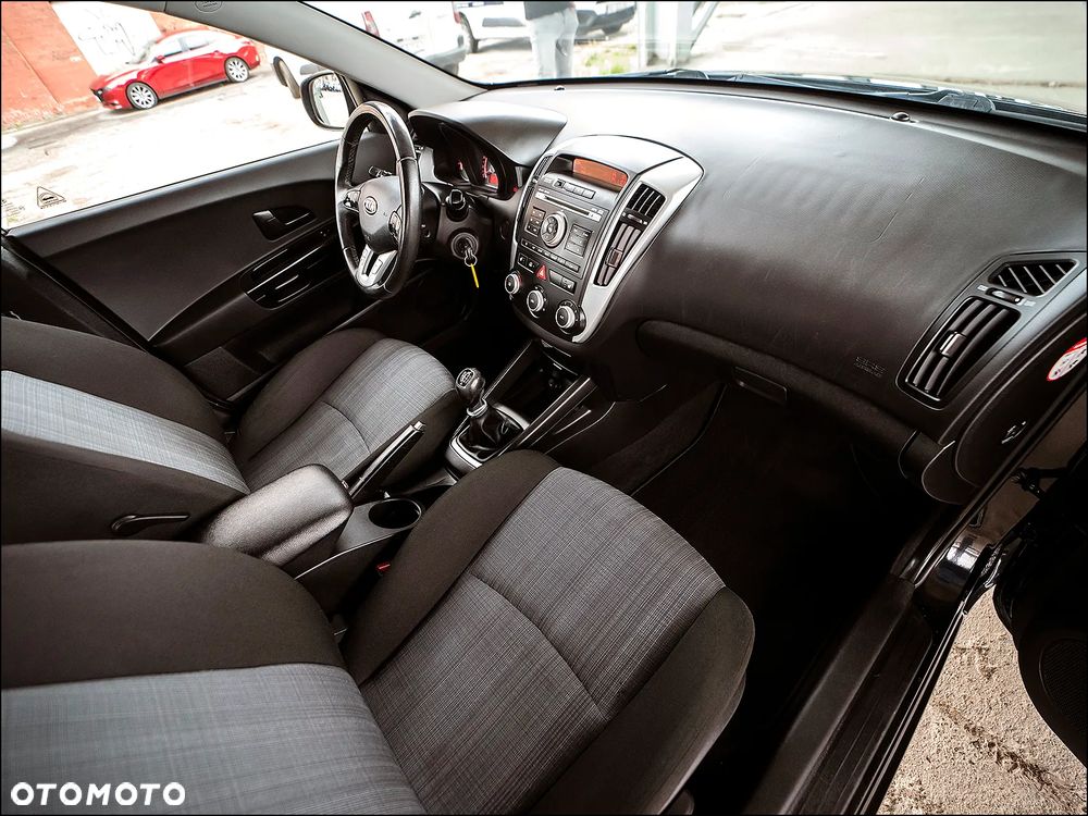 Kia Ceed - 16