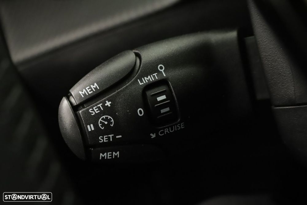 Peugeot e-2008 54 kWh Allure - 18