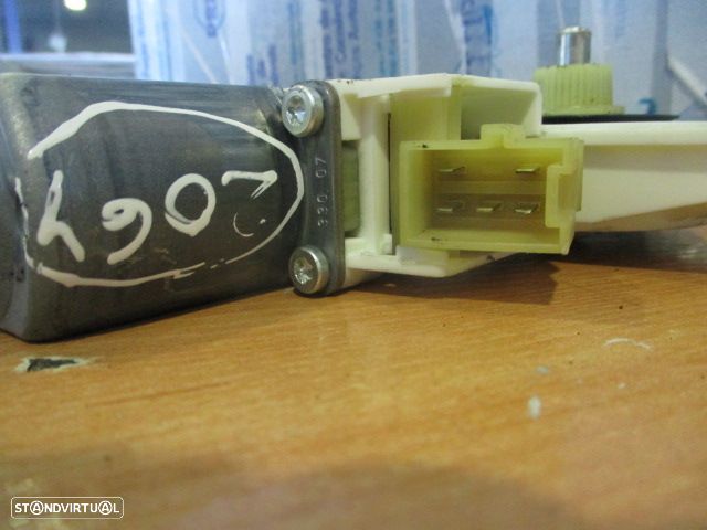 Motor Elevador Vidro A2048200242  0130822502  MERCEDES W204 CLASSE C 2008 220CDI 170CV 4P CINZA FD MERCEDES W204 2008 C220 Cdi 170Cv 5P PRETO Fd - 4