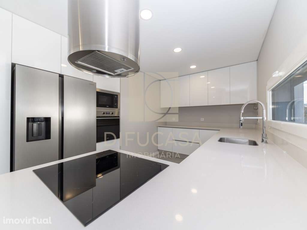 R300 Moradia T4 localizada centro Fernão Ferro - Grande imagem: 2/44