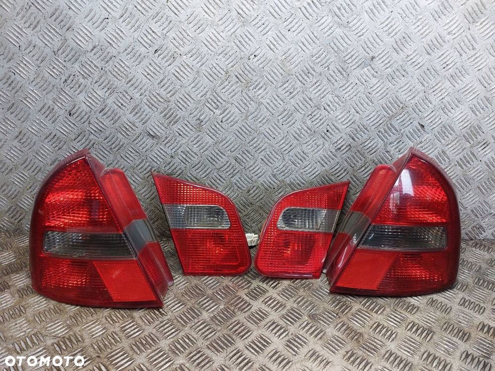 LAMPA LEWY TYŁ + PRAWY TYŁ W BŁOTNIK W KLAPĘ CARISMA I FL LIFT HB 5D HELLA - 1