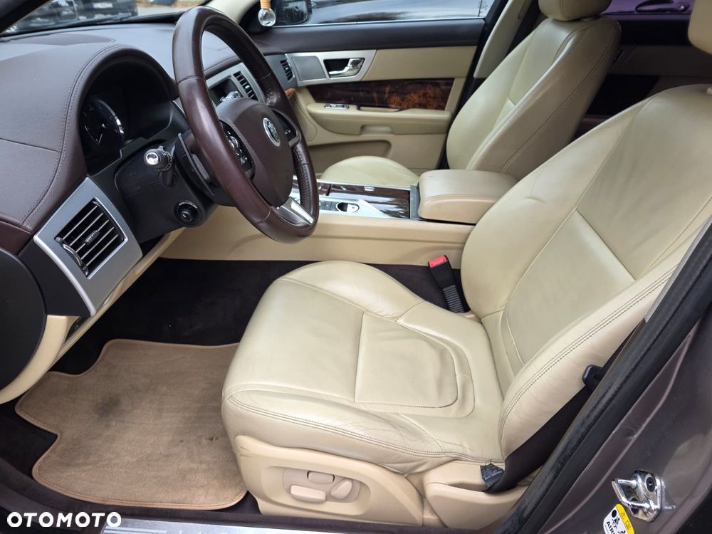 Jaguar XF 3.0 V6 D Luxury - 12