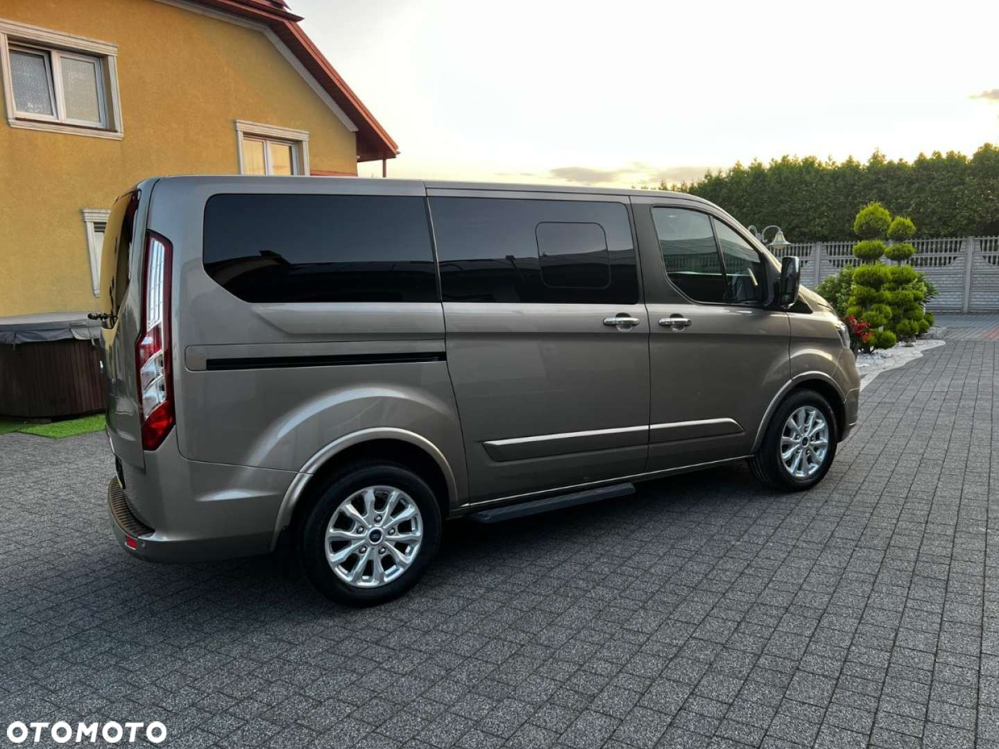 Ford Tourneo Custom - 9