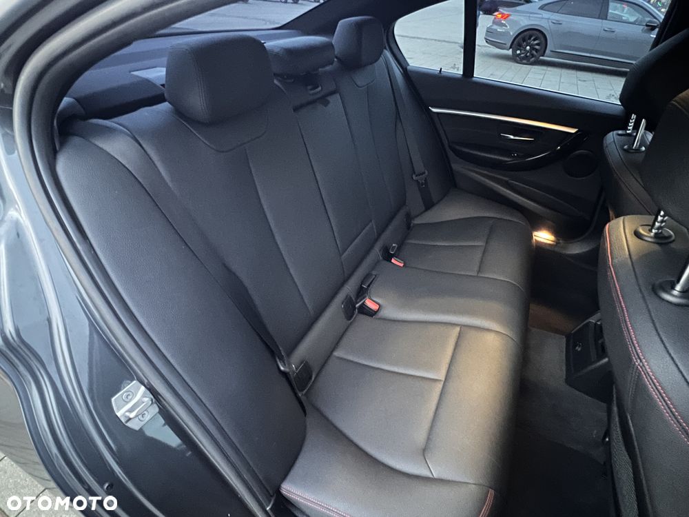 BMW Seria 3 330i xDrive - 29