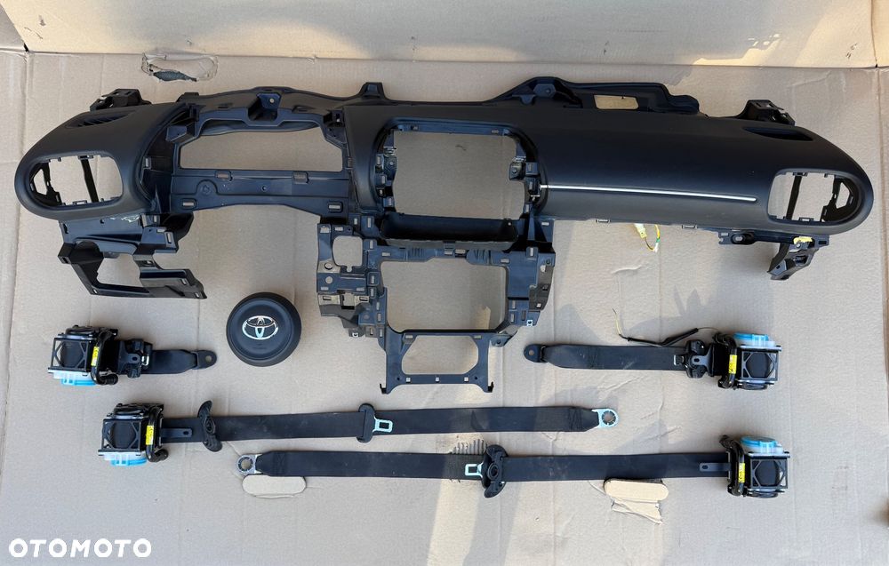 TOYOTA YARIS CROSS KOMPLETNA DESKA ROZDZIELCZA PASY ORYGINAŁ - 1