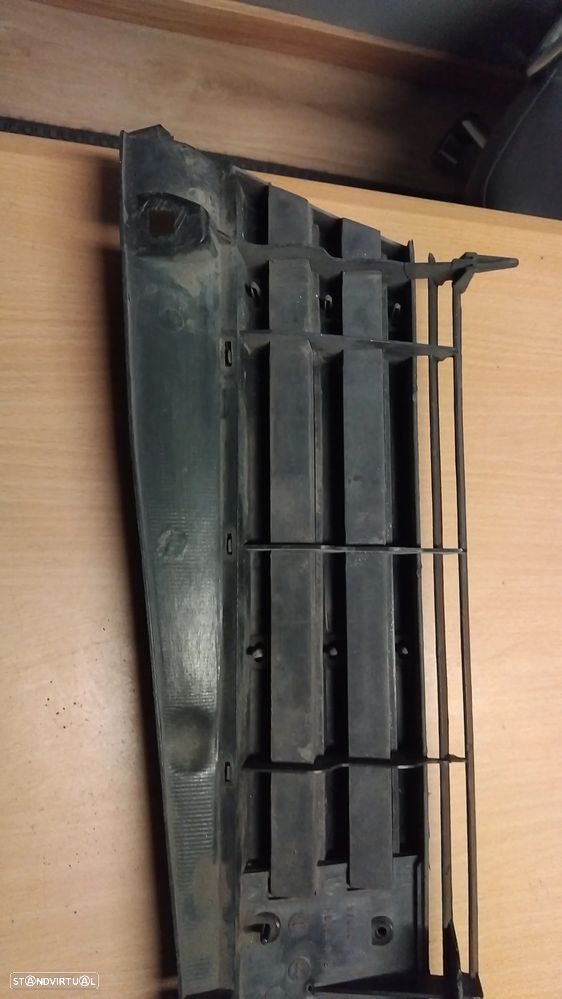 Grelha central Peugeot 205 original usada - 3