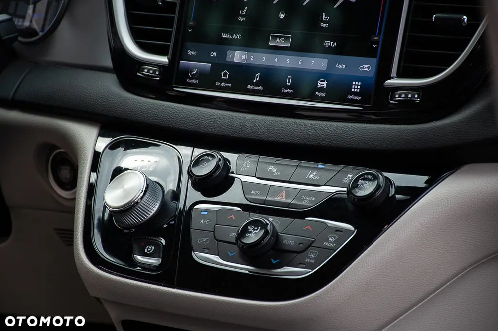 Chrysler Pacifica - 16