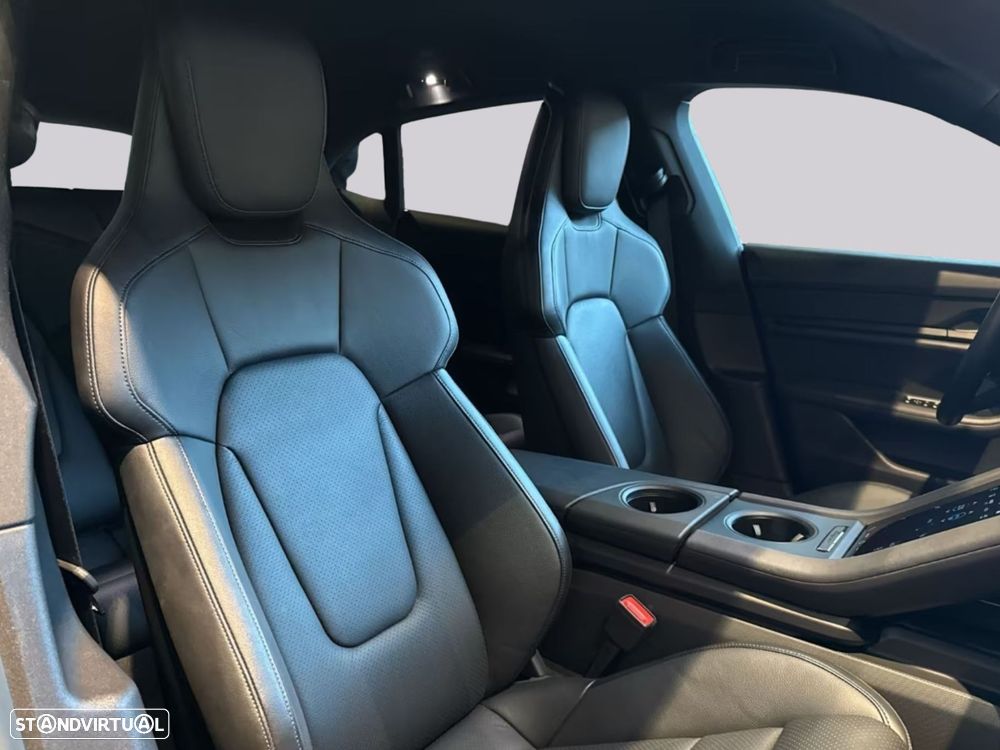 Porsche Taycan Cross Turismo - 17