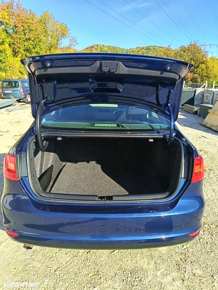 Volkswagen Jetta - 12