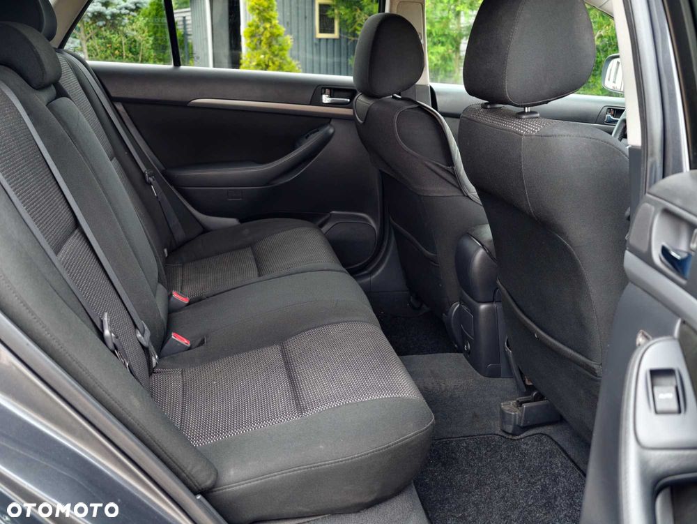 Toyota Avensis - 8