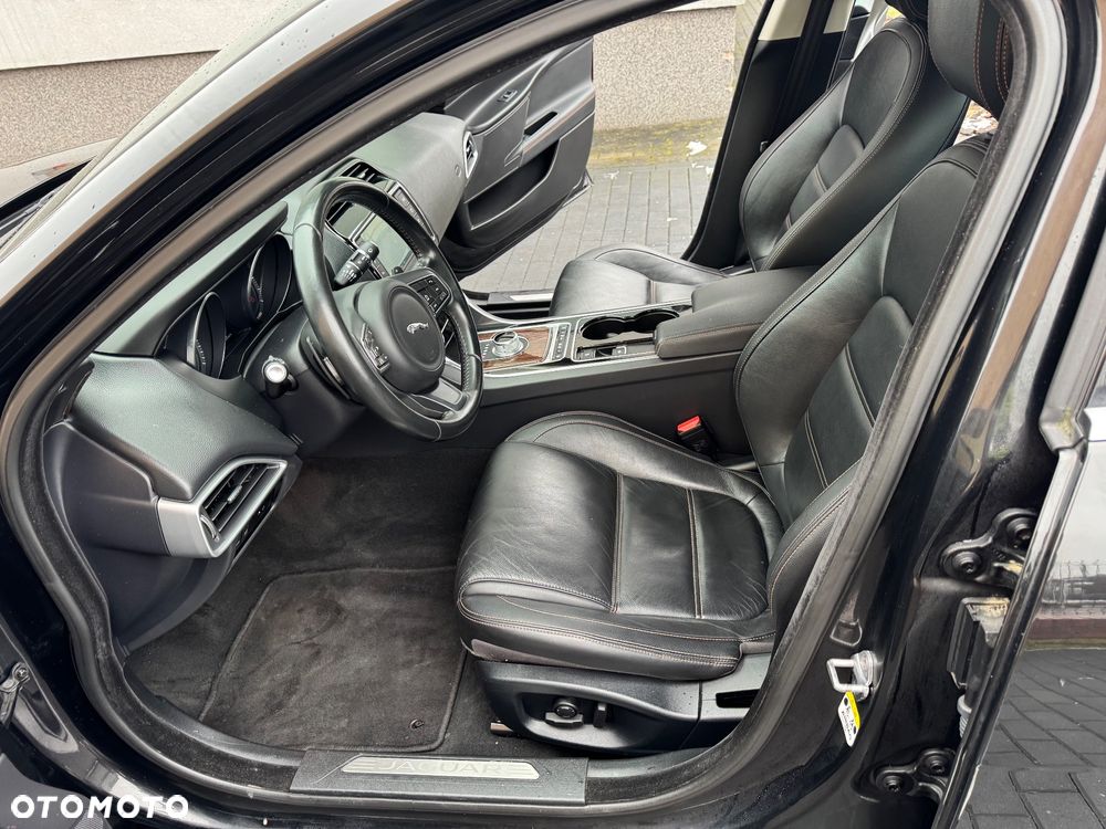 Jaguar XE 2.0 D Prestige - 25