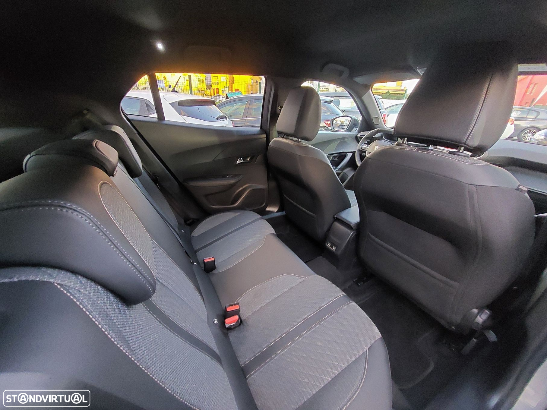 Peugeot 2008 1.2 PureTech Allure - 21