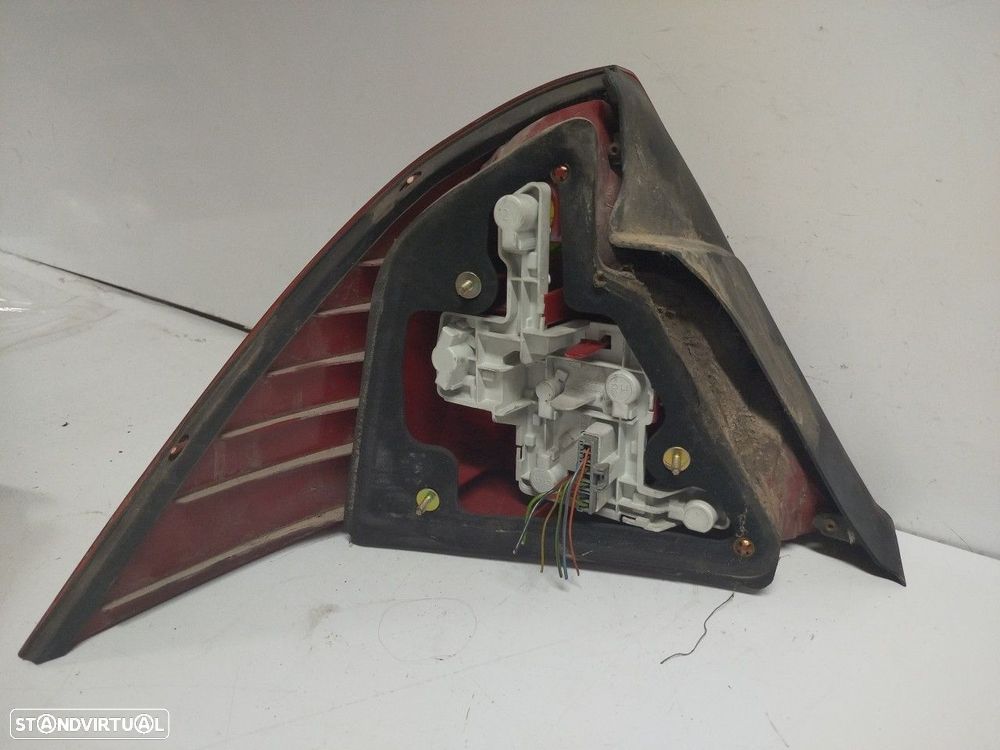 Farolim Stop Esq Ford Mondeo Iii Três Volumes (B4y) - 2