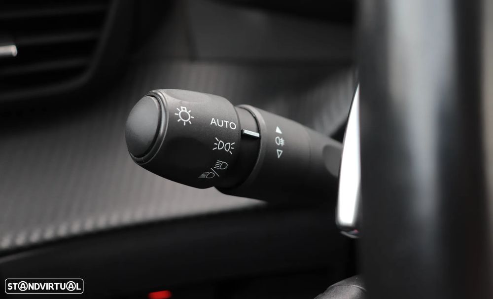 Peugeot 2008 1.2 PureTech Allure EAT8 - 28