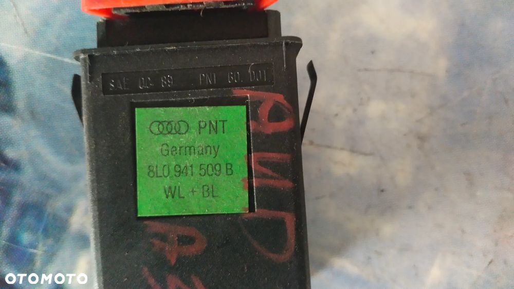 Włącznik świateł awaryjnych Audi A3  8L0941509B - 2