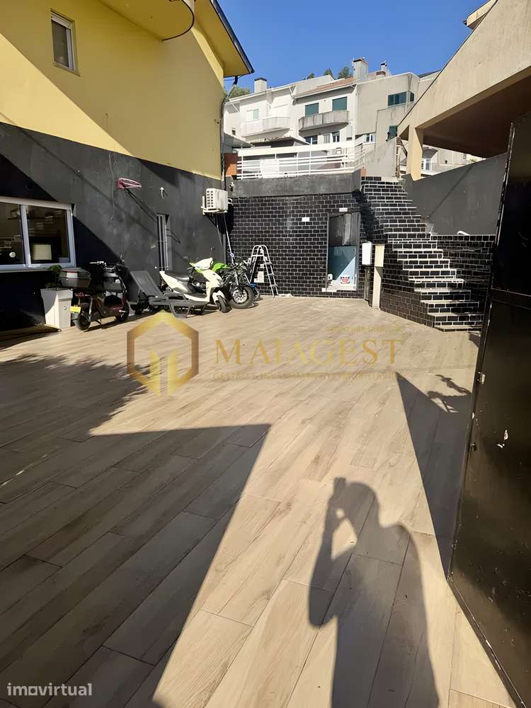 Moradia T5 com amplo espaço exterior e excelente localização em Grijó - Grande imagem: 4/8