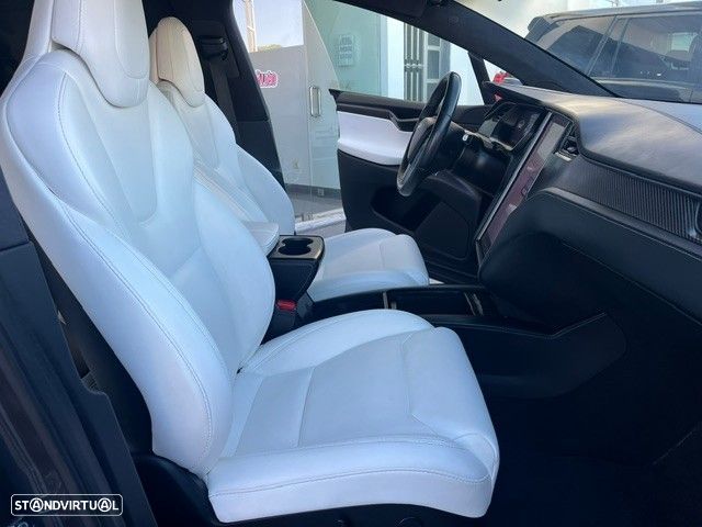 Tesla Model X - 24