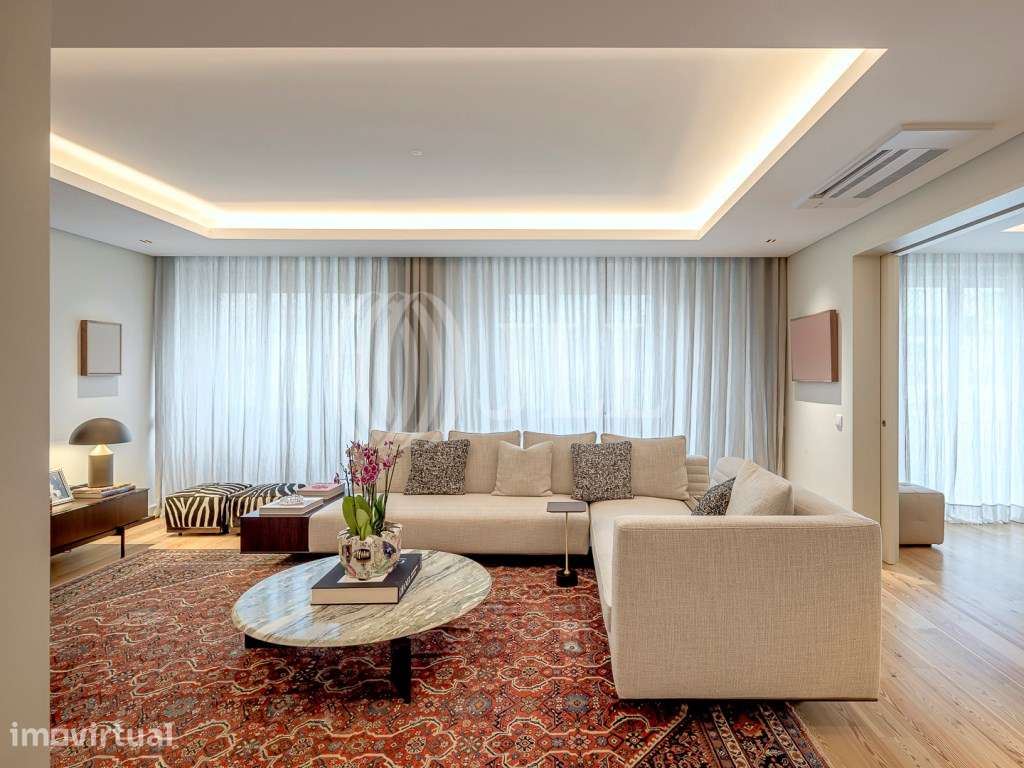 Apartamento T4 com varanda na Rua Castilho em Lisboa - Grande imagem: 3/33