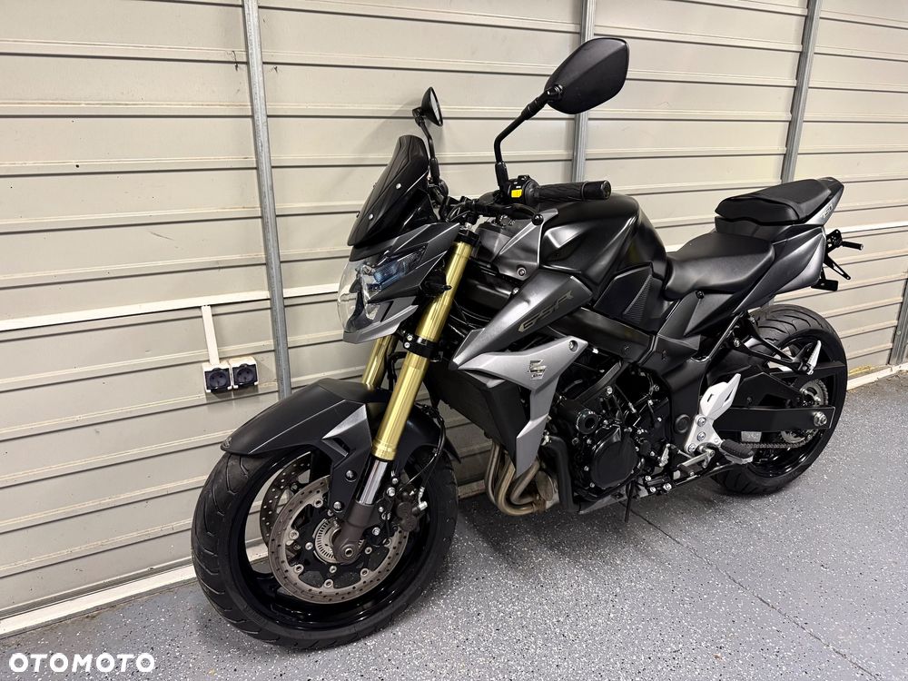 Suzuki GSR - 13