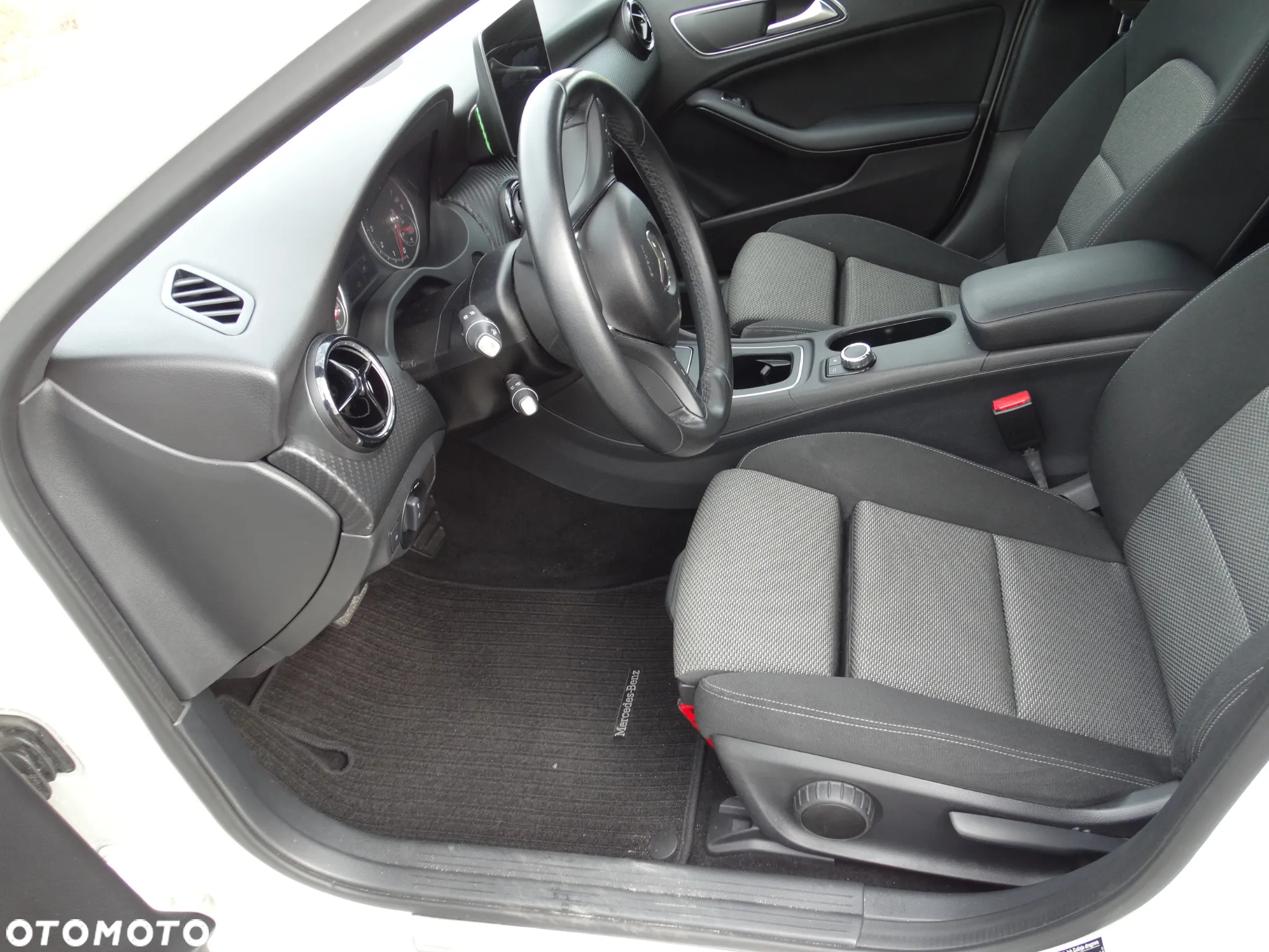 Mercedes-Benz GLA 200 7G-DCT - 18