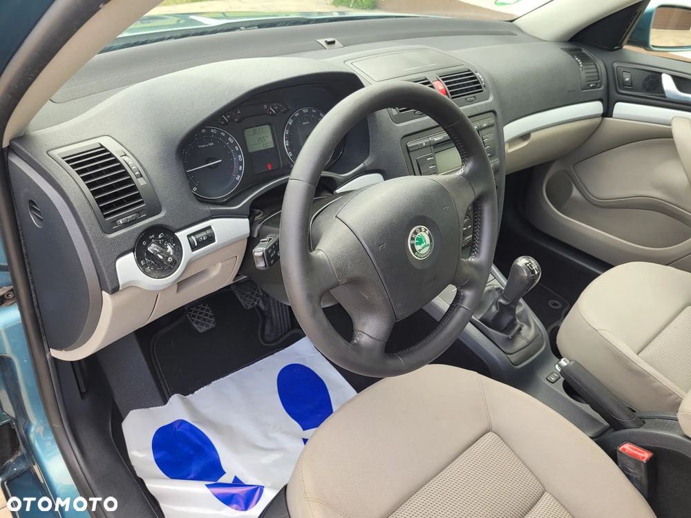 Skoda Octavia 1.6 Ambiente - 16