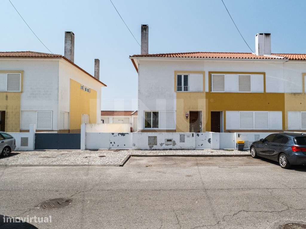 Moradia T3 com Garagem e Quintal em Zona Residencial Tranquila - Grande imagem: 2/24