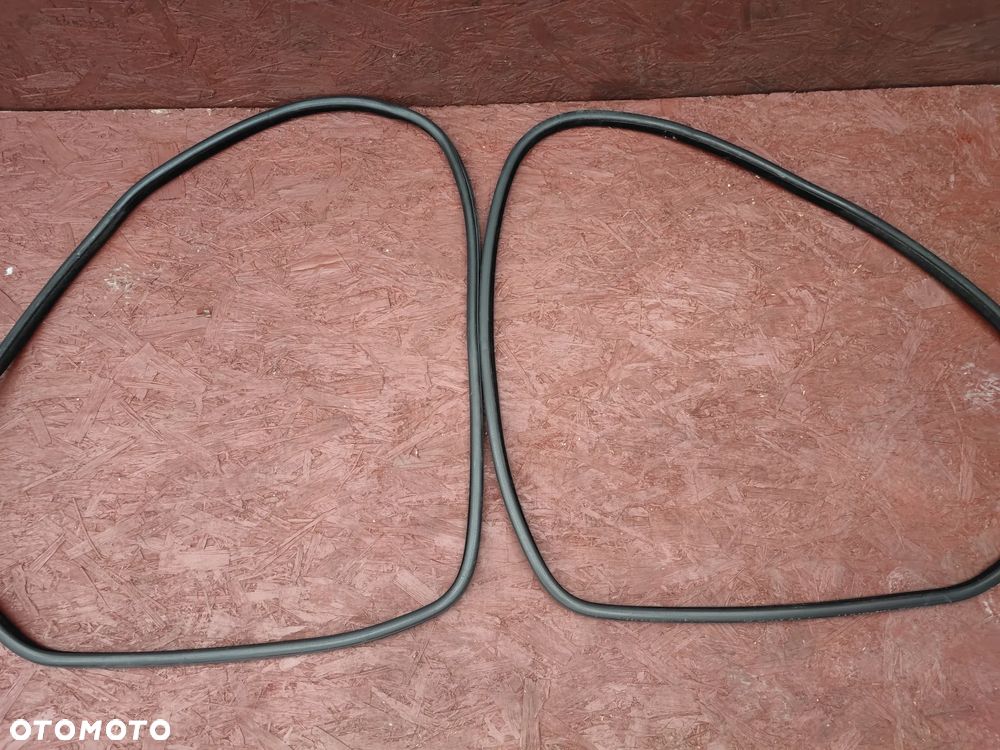 BMW F11 / F11N ORYGINALNE USZCZELKI DRZWI TYŁ LEWA / PRAWA W BDB STANIE O NR. 51 76 7 199 770 OEM - 2