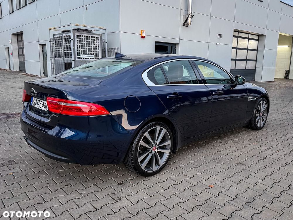 Jaguar XE 2.0 D Portfolio - 6