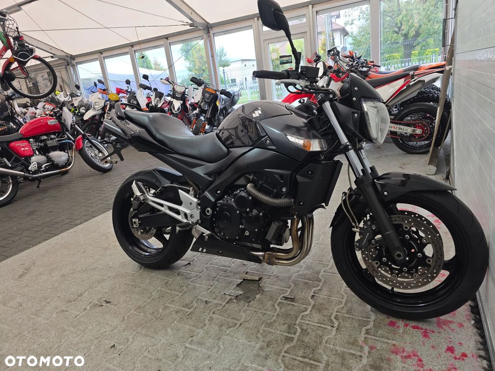 Suzuki GSR - 24