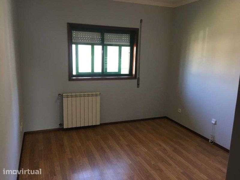 arrenda-se T4+1 duplex - Bustos - Grande imagem: 5/12