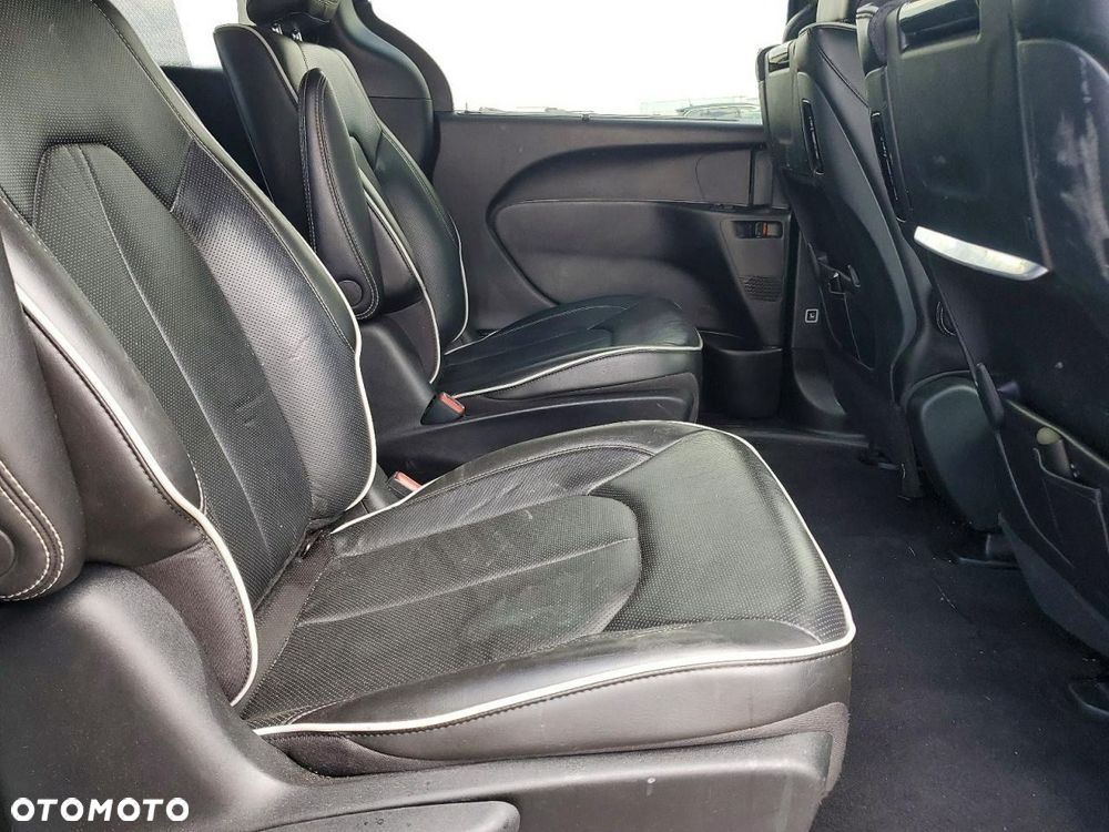 Chrysler Pacifica - 11