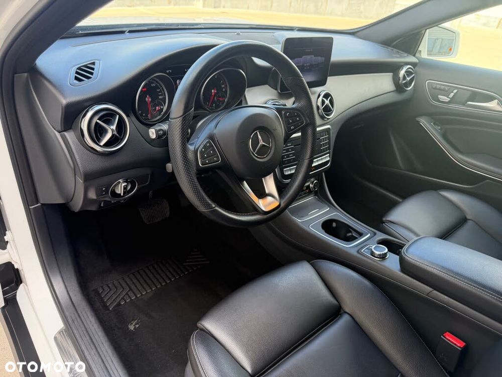 Mercedes-Benz GLA - 12