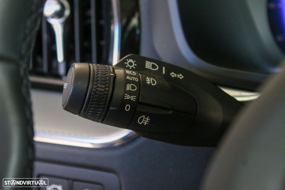 Volvo XC 60 2.0 T6 PHEV Plus Dark AWD — fotografia 22