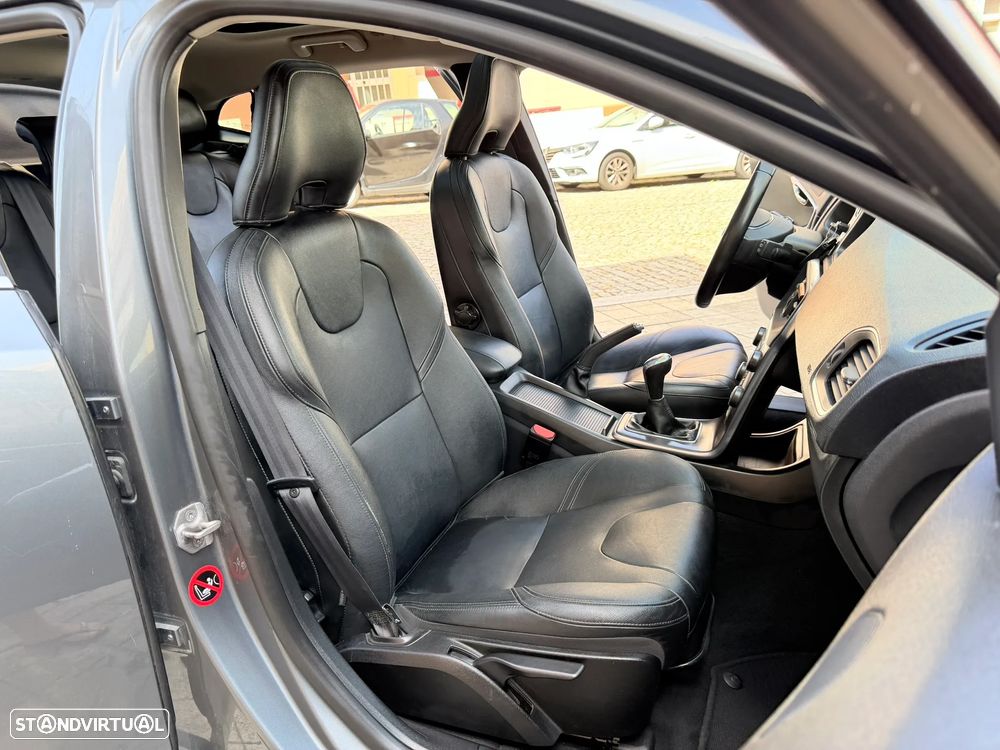 Volvo V40 D2 Momentum - 33