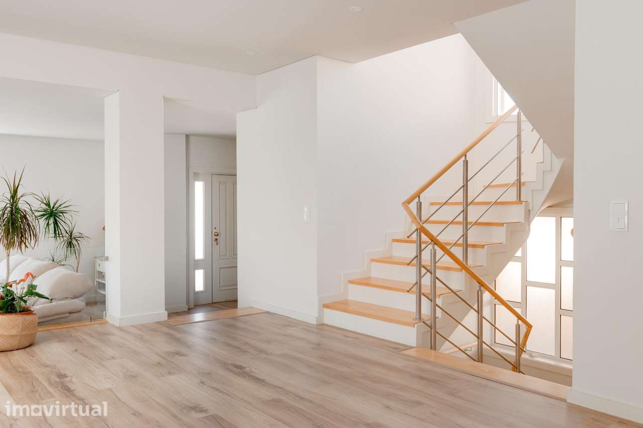 Moradia T4 renovada junto à Praia de Árvore | 397 m2, jardim, 2... - Grande imagem: 3/34