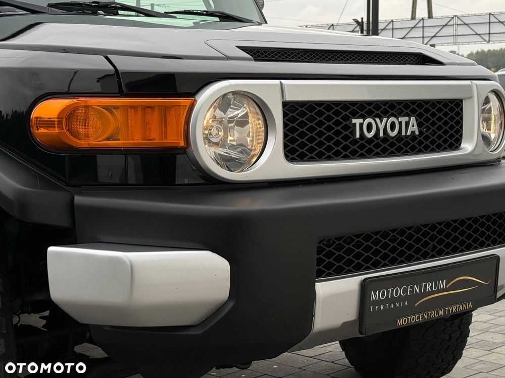 Toyota FJ 2011