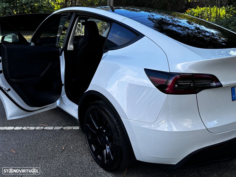 Tesla Model Y - 4