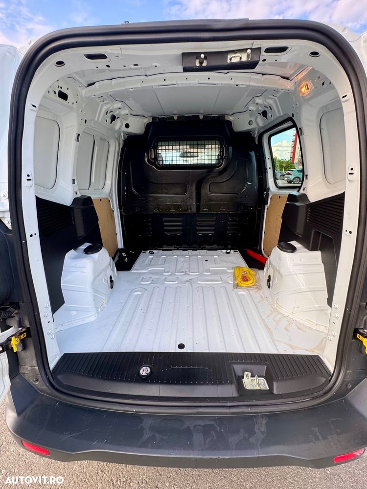 Ford Transit Courier - 14