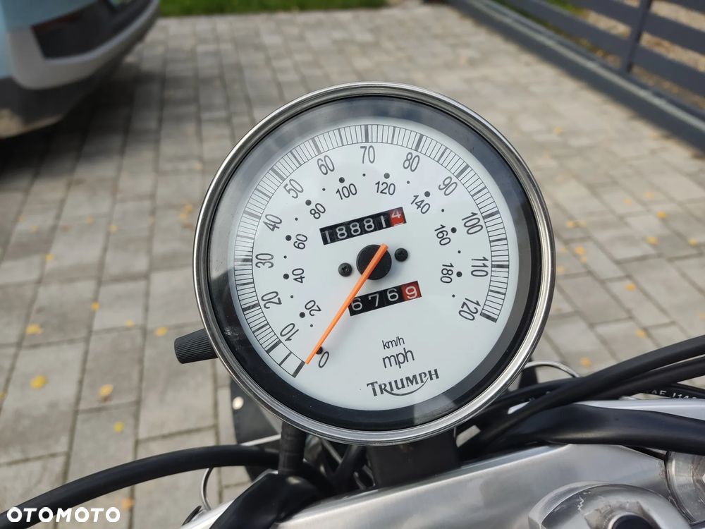 Triumph Bonneville - 11