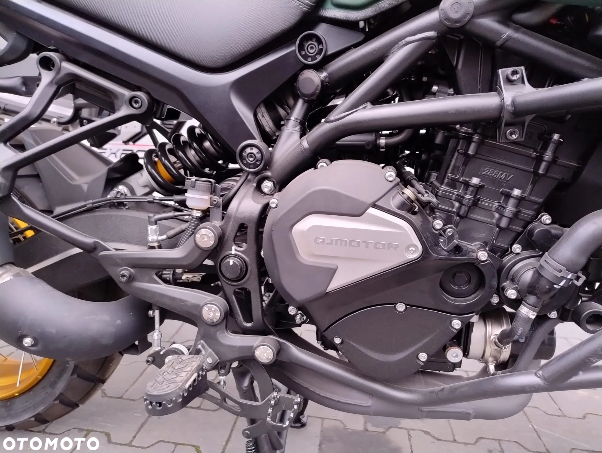 QJMOTOR SRT 800SX - 20