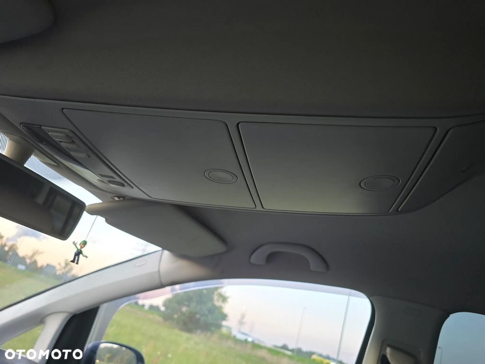 Volkswagen Touran - 28