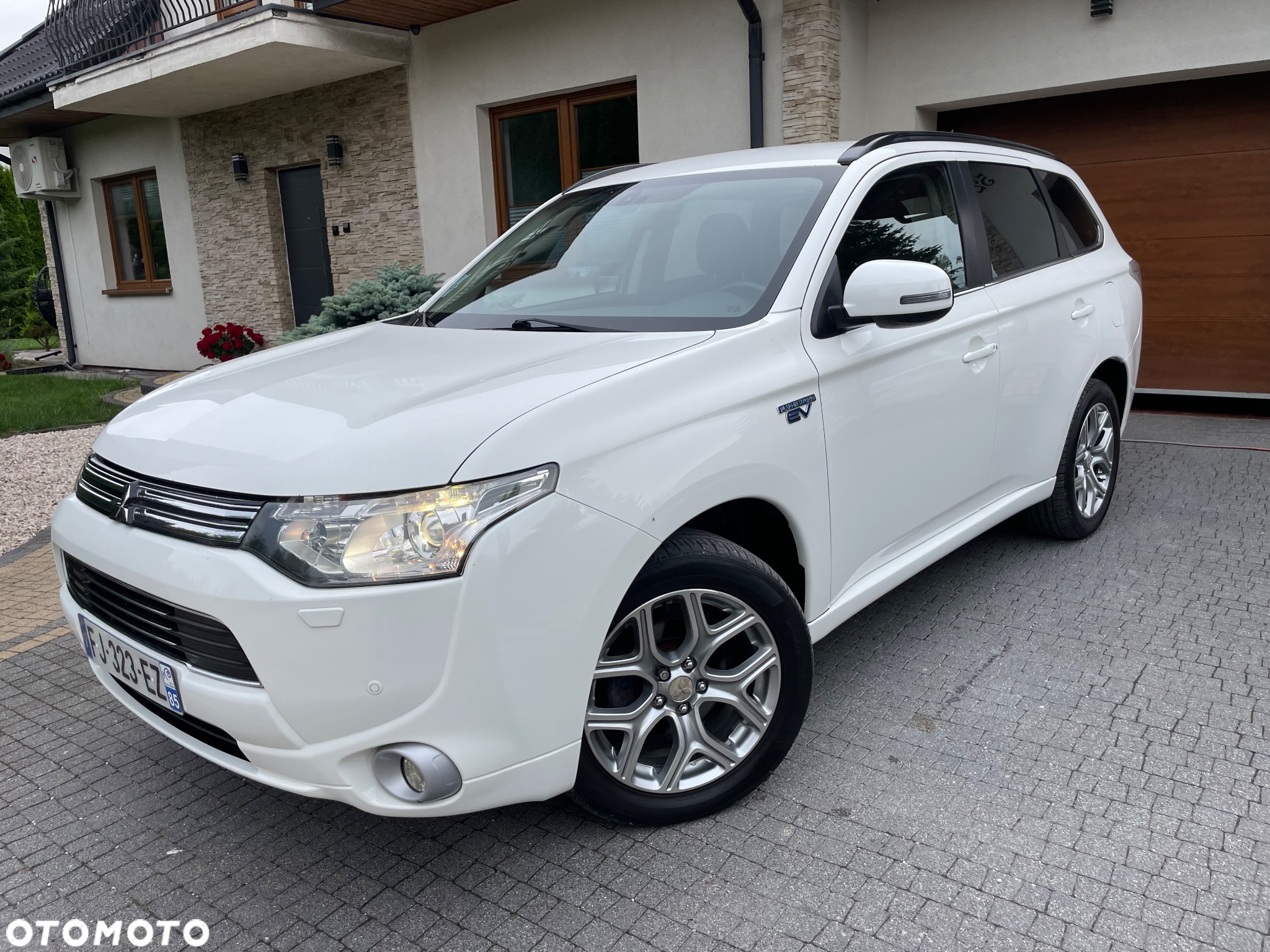 Mitsubishi Outlander 2.0 4WD Plug-In Hybrid - 2