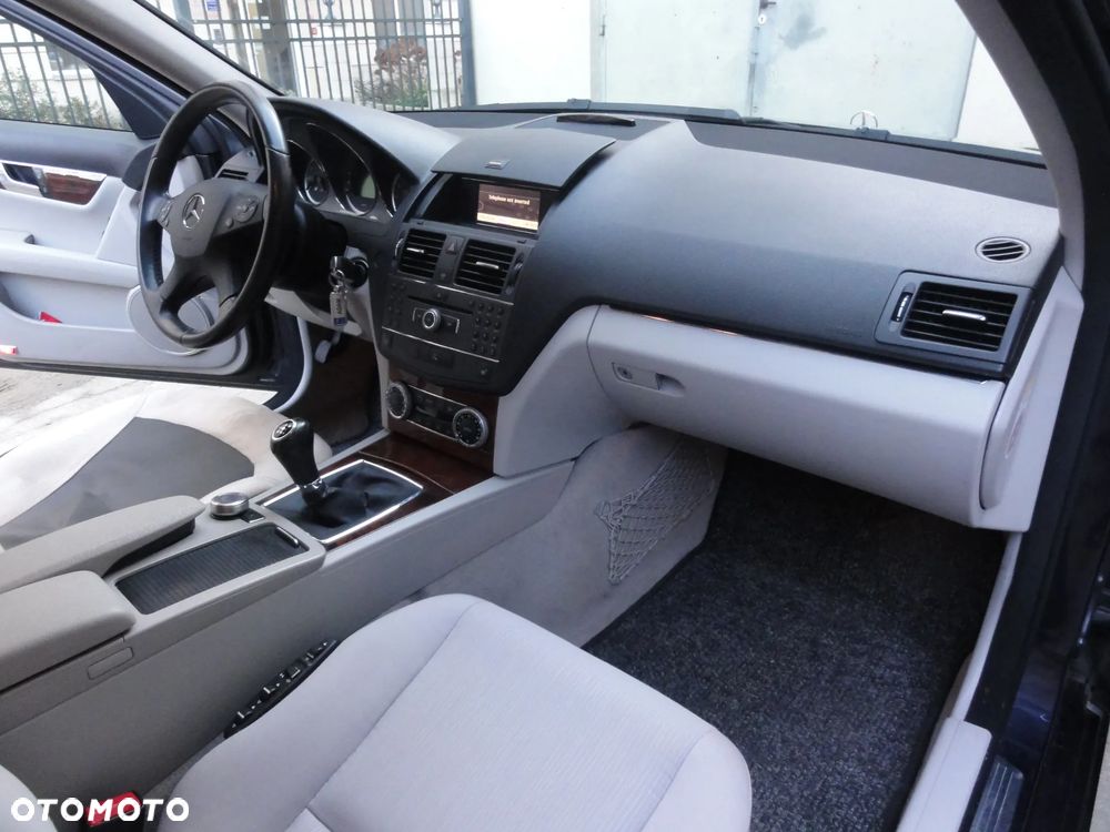 Mercedes-Benz Klasa C 180 CGI BlueEff Elegance - 17