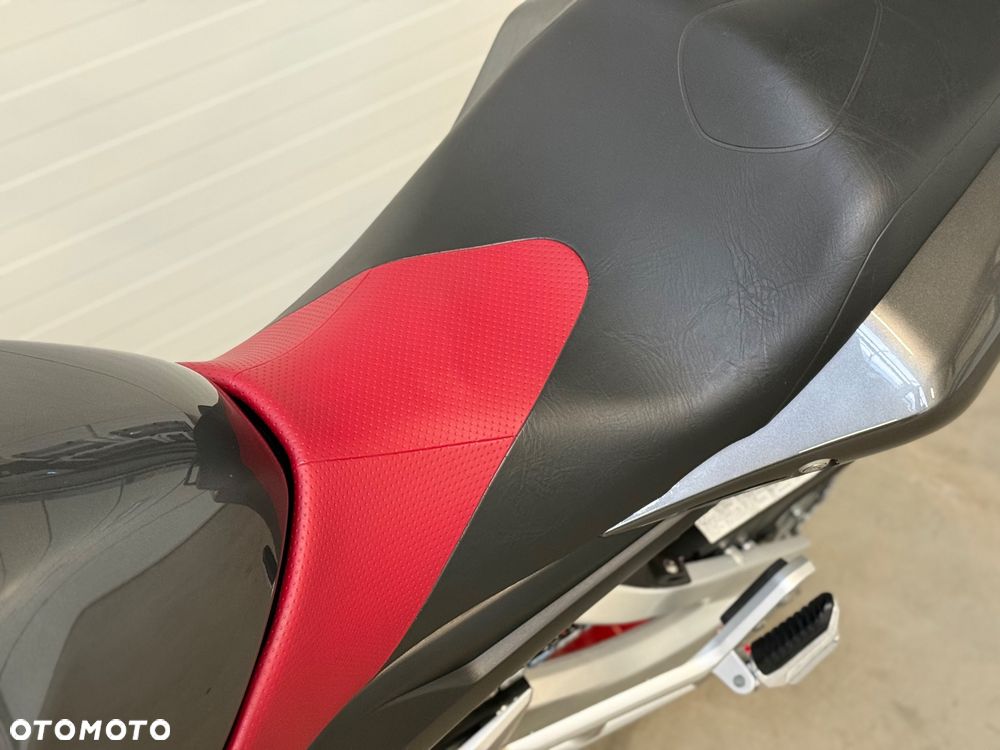 Suzuki GSR - 28