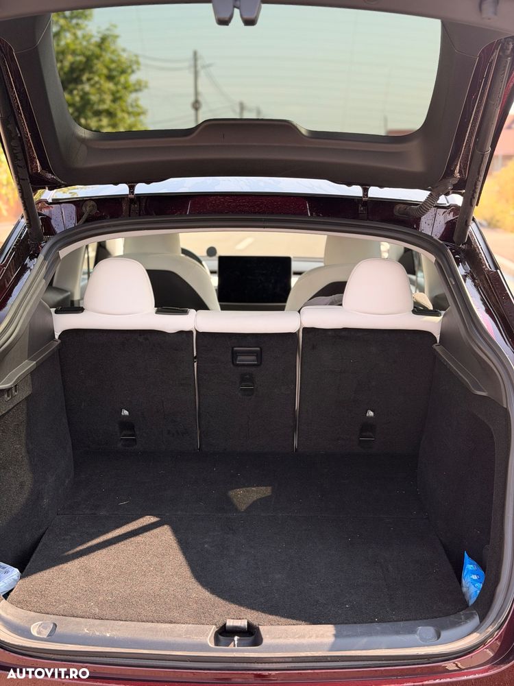 Tesla Model Y - 8